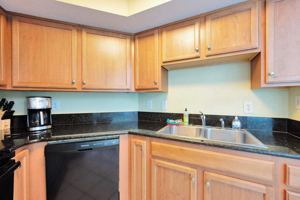 Spacious Kitchen w/ Essentials 🍳
