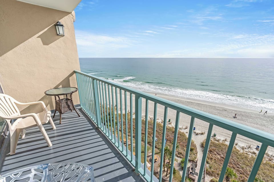 Breathtaking Views from Balcony!
