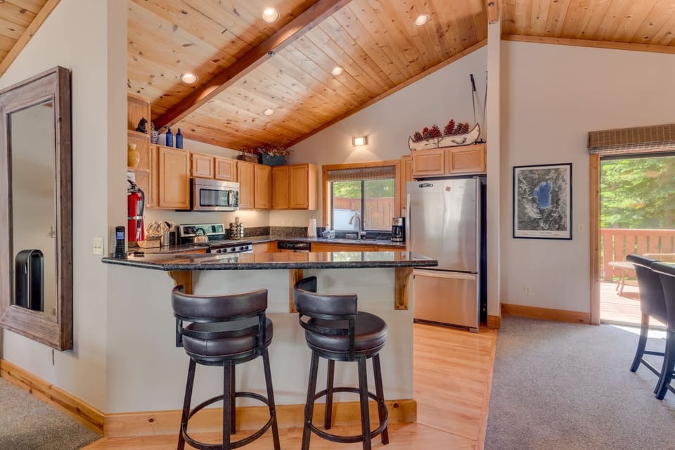 Kitchen: Well-equipped kitchen, stainless steel appliances, kitchen bar w/2 bar stools, open to living and dining room