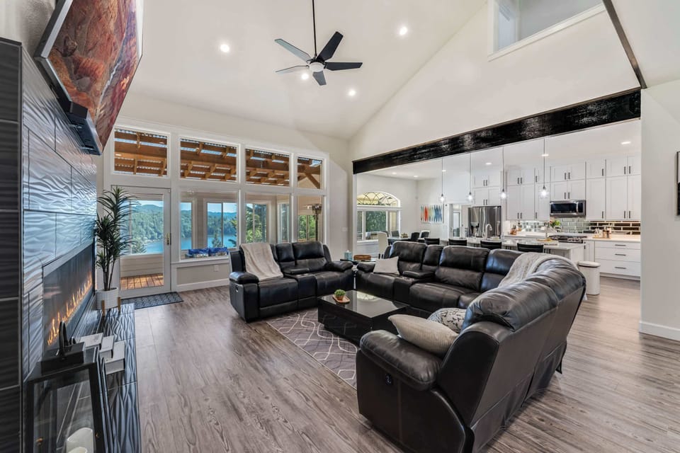 #StayInMyDistrict #BookDirect #LakesideOR #OregonCoast #LakesideVilla 