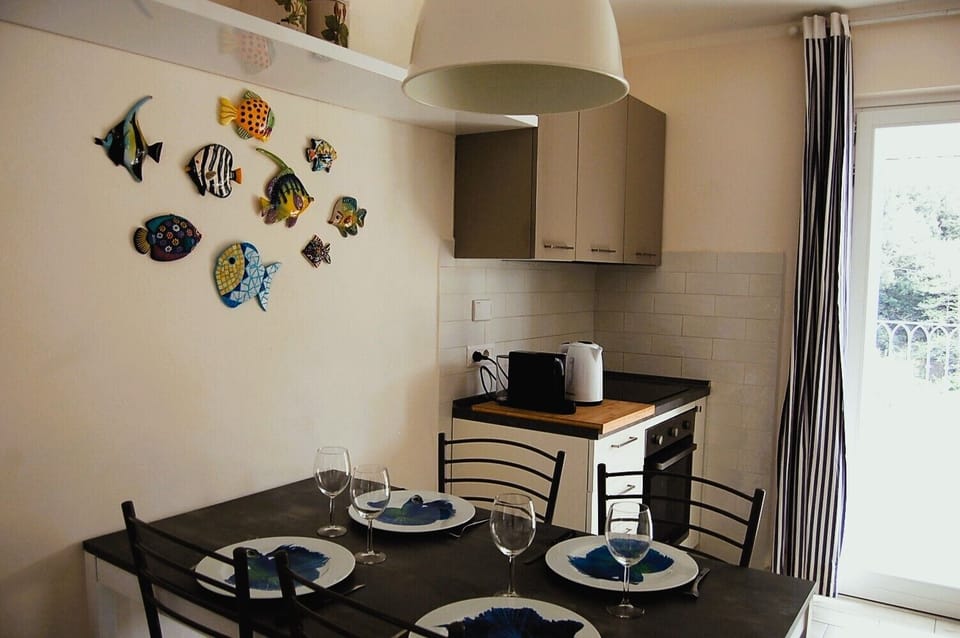 Angolo cottura con forno elettrico e piano a induzione