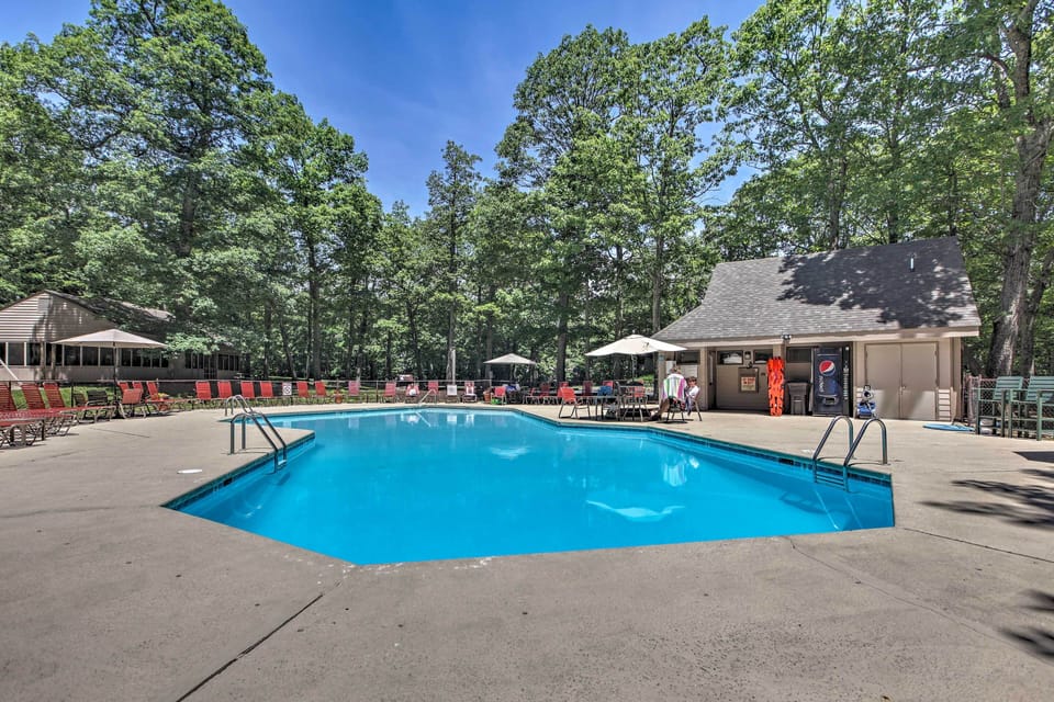 Outdoor Pool (Seasonal)
