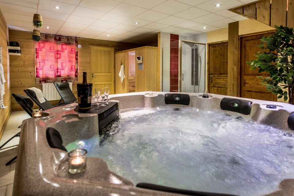 Wellness area with hot tub and sauna in chalets Lacuzon
