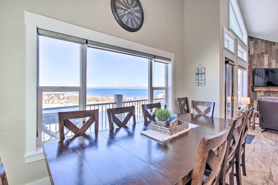 Dining Area | Dishware & Flatware Provided