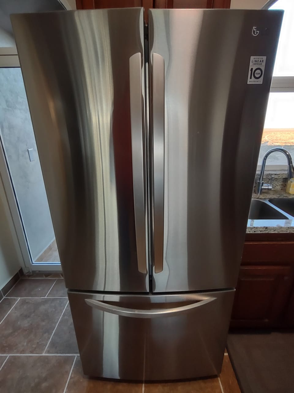 Nearly new spacious LG fridge/freezer.