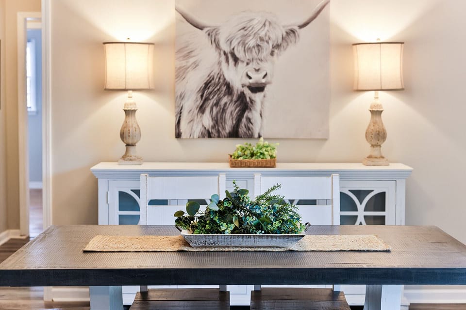 Nice wall decor in the dining room