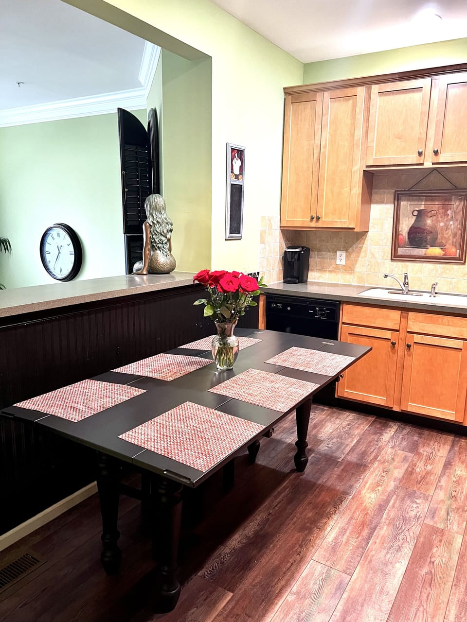 Kitchen - table opens for 6