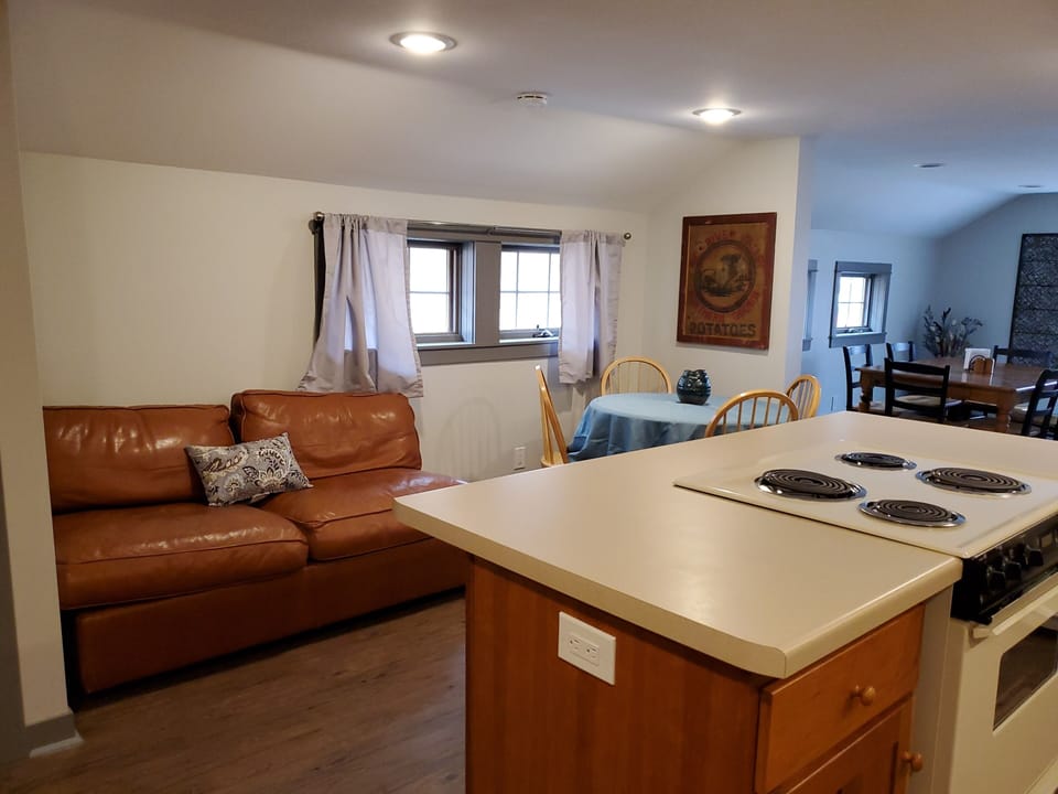 Breakfast nook and extra seating when hanging out in the kitchen. Don't we all?
