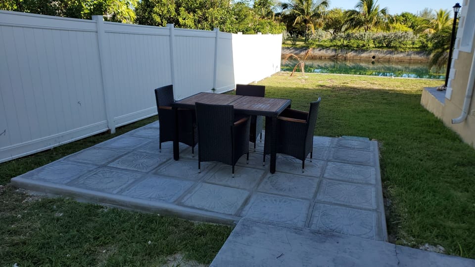 Outdoor dinning and grill