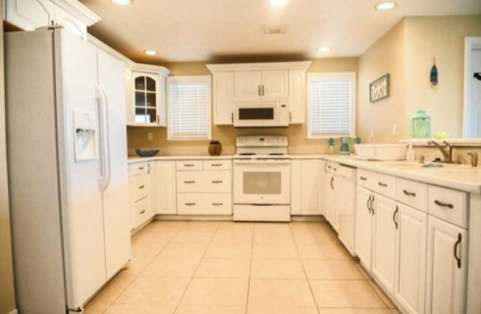 Fully equipped kitchen, new updated 