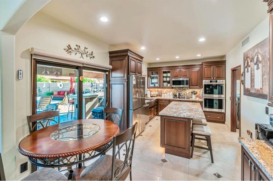 Kitchen w/add'l seating for 7