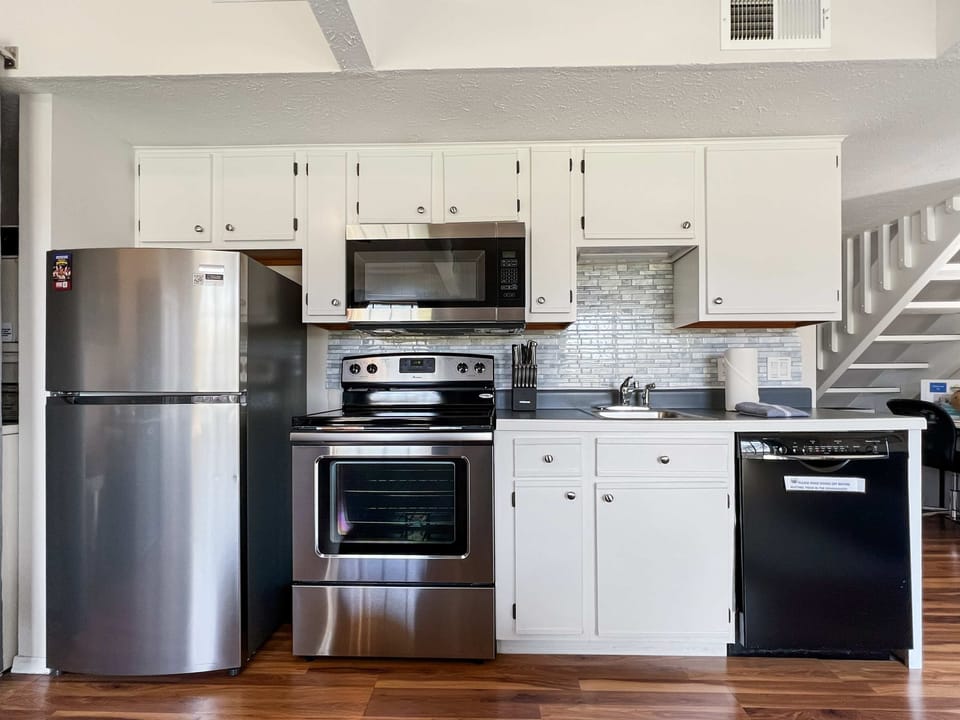With a full kitchen complete with all appliances and all necessary items to share a breakfast with your family or a special quiet dinner with someone special