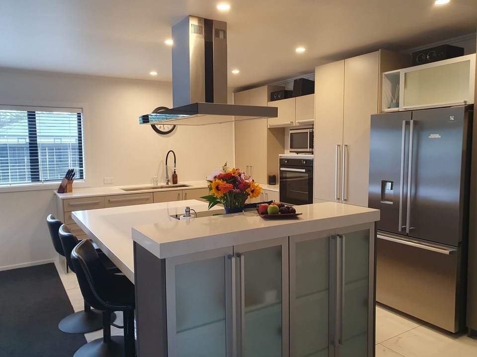 Large modern kitchen, fully equipped with everything you need.