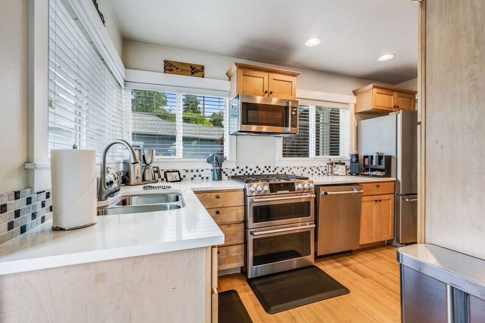 Chef kitchen, gas range cook top with double oven for all of your cooking needs!