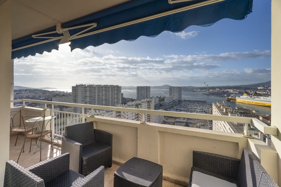 Balcon de la salle à manger, vue sur le port et la rade intérieure
