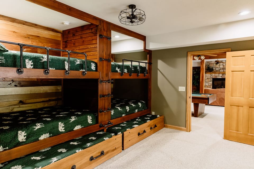 Trundle bedroom on bottom level. 4 double beds and 2 twin beds 