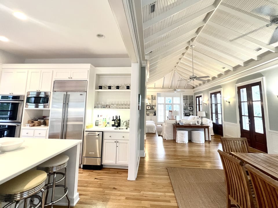 KITCHEN W/ICE MAKER AND BAR AREA