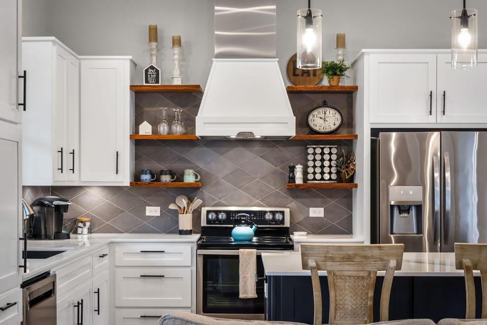 Fully equipped, modern kitchen.