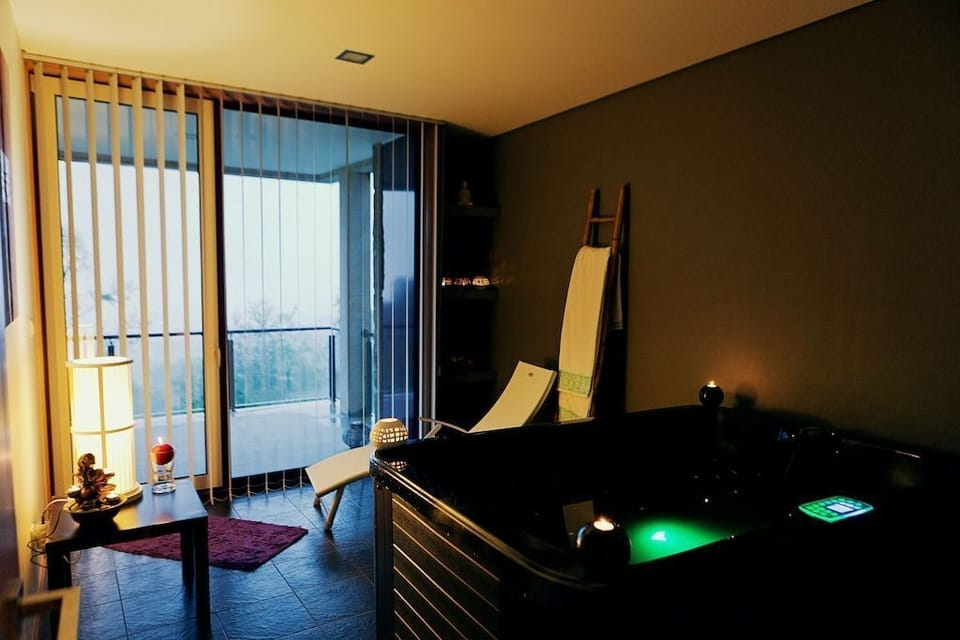 Jacuzzi interior panorâmico, com vista sobte a paisagem