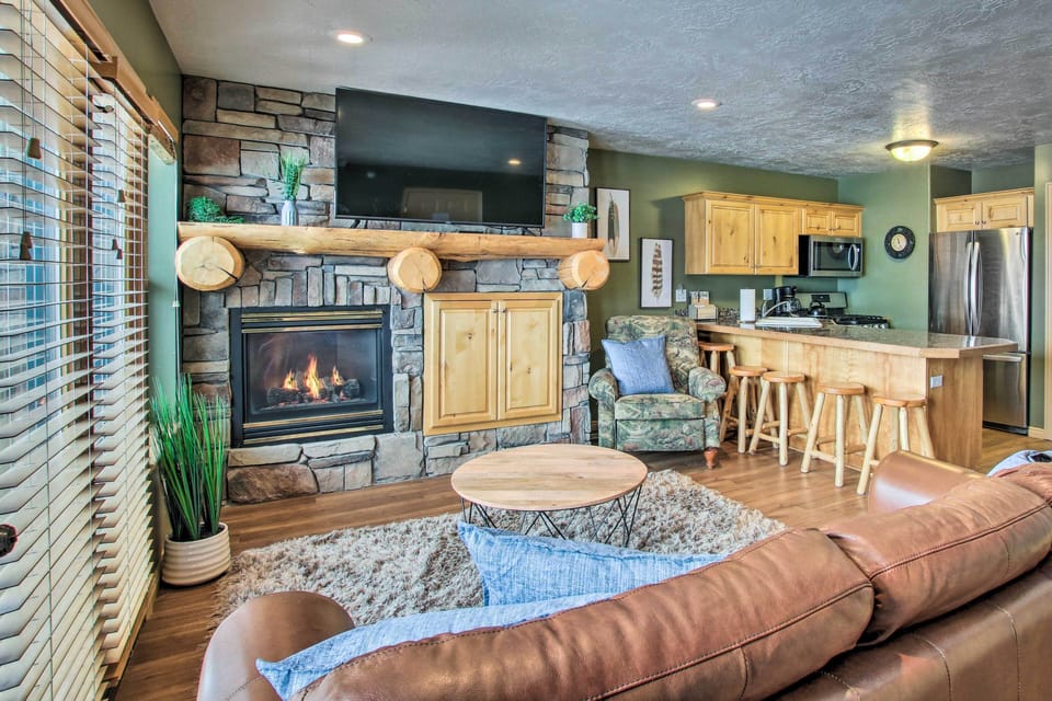 Living Room | Gas Fireplace