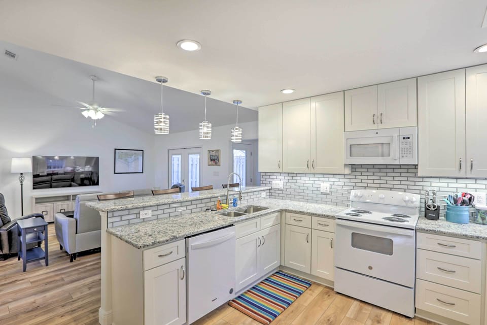 Kitchen | Equipped w/ Cooking Basics