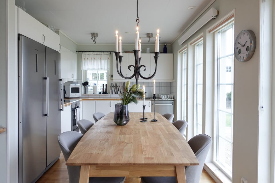 Enjoy your meals with the nature view at home.