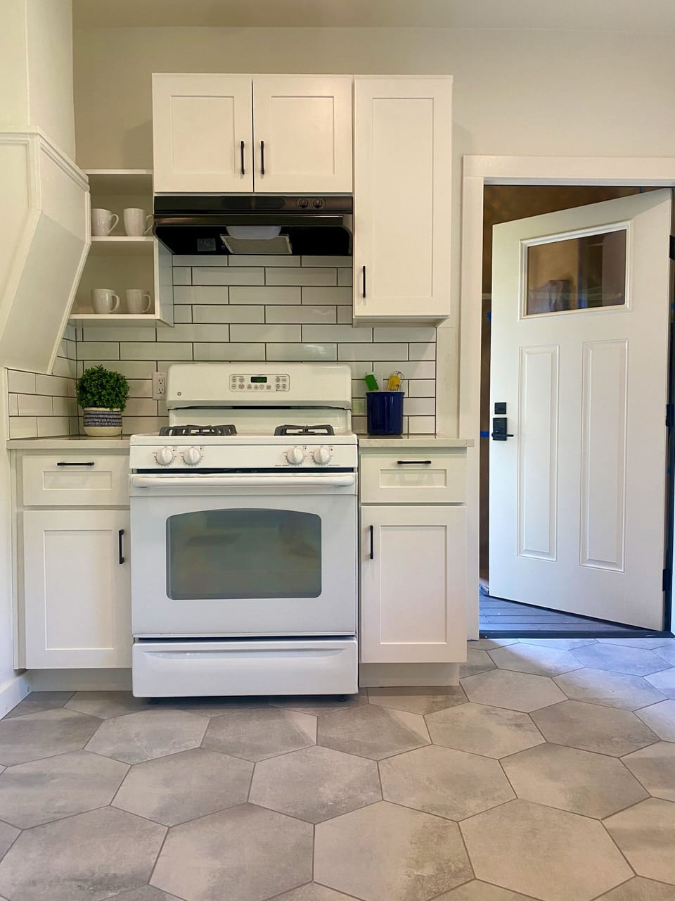 Come on into the brand new kitchen with a gas range and so much more! 