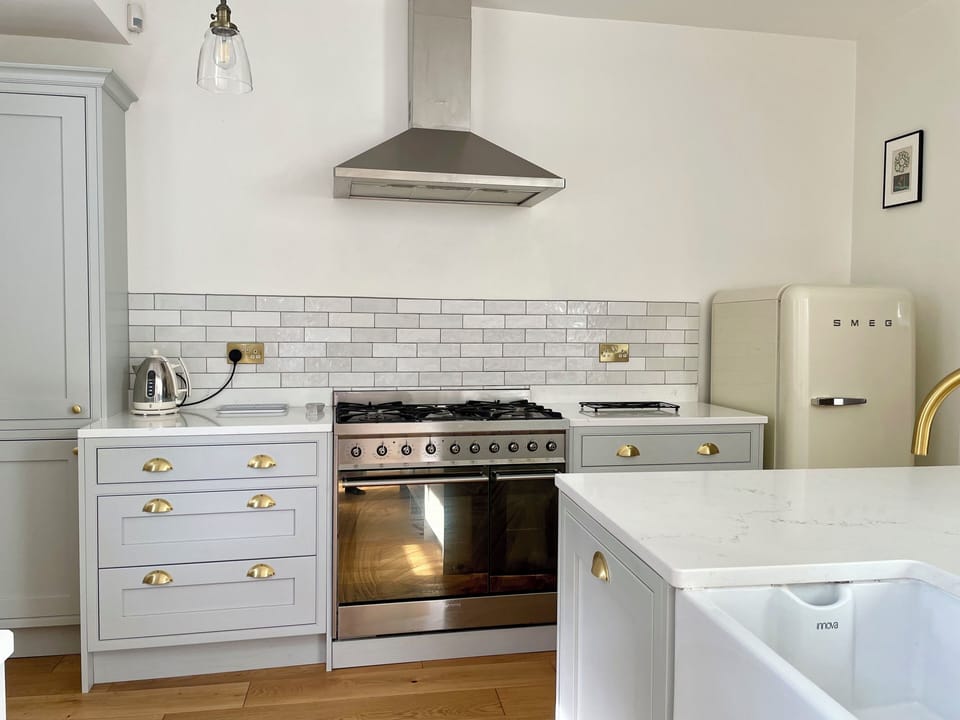 Including a luxury 6 ring hob cooker, smeg fridge and dishwasher. 