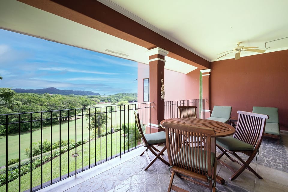 Enjoy the beauty of golf course and ocean view. 