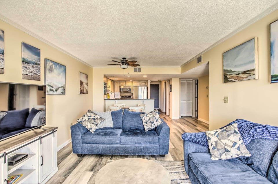 Living Room | Smart TV | Board Games & Books | Free WiFi | Queen Sleeper Sofa