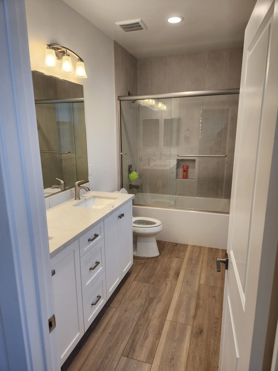 Master Bedroom  Bathroom 