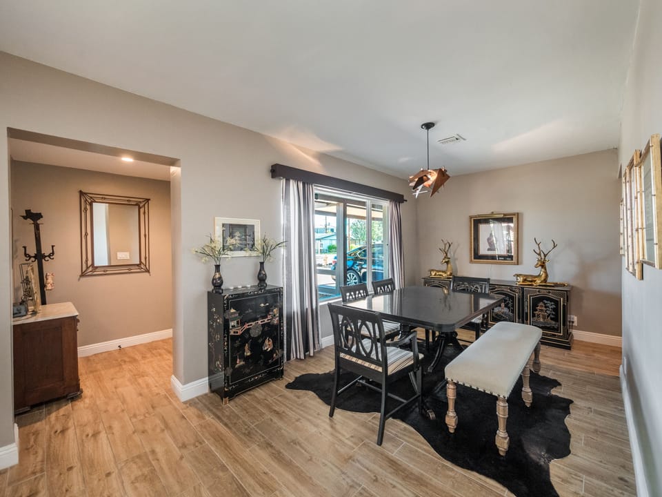 Dining Area with Seating for Six