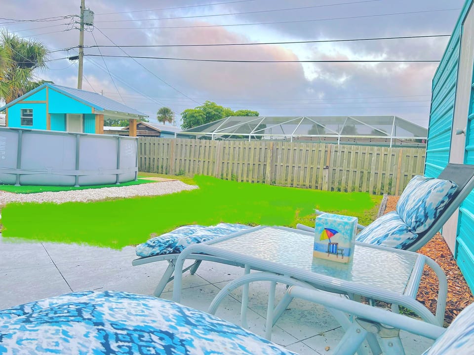 Confortable and Private yard. 