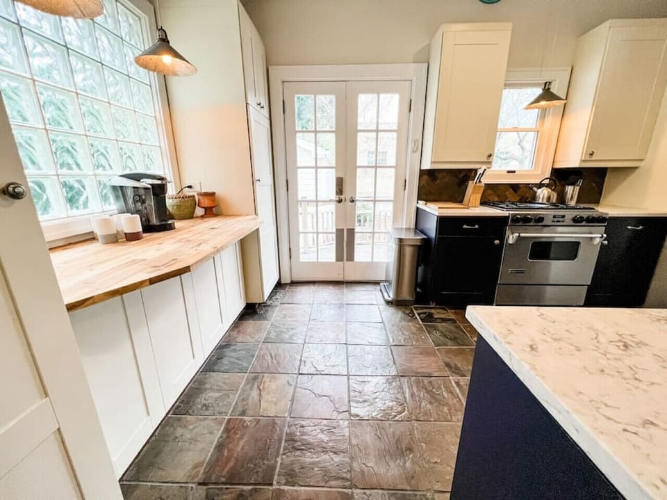 Spacious kitchen with all the amenities you could want!