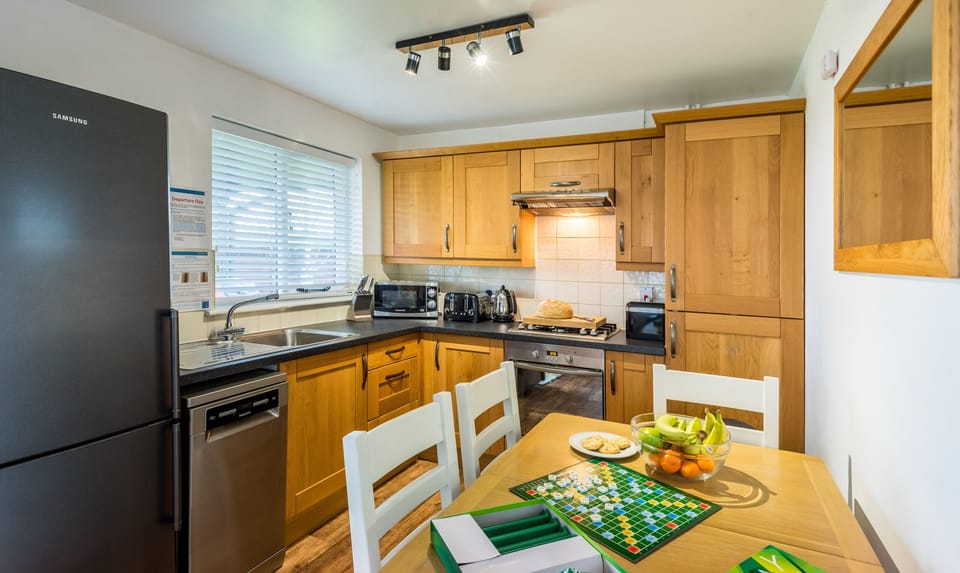 Elm cottage dining area
