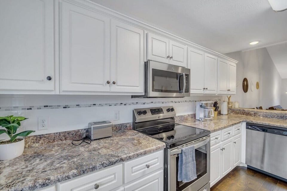 Another view of the kitchen!