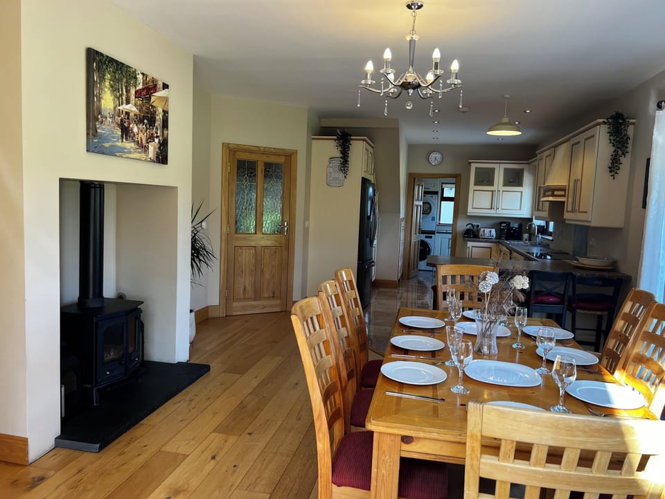 Kitchen dining area