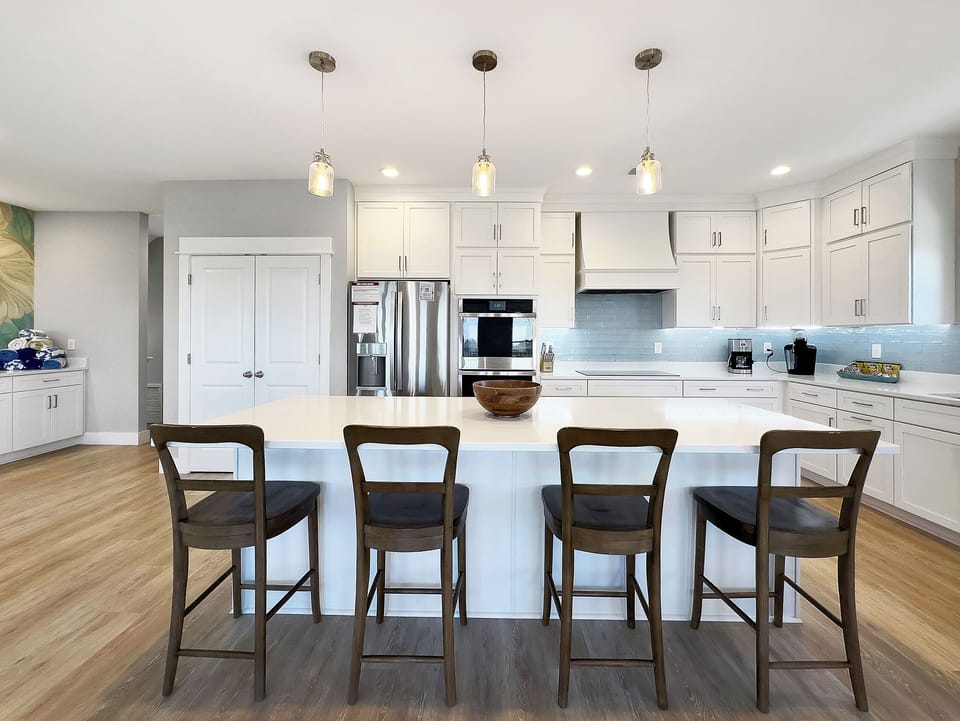 An open, light-filled kitchen where your beach-days begin and end in comfort.