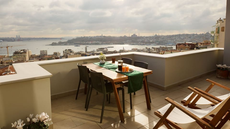 Wake up to this view and relax here for as long as you wish.A high quality cafetière, teapot and other kitchen equipment is all provided.