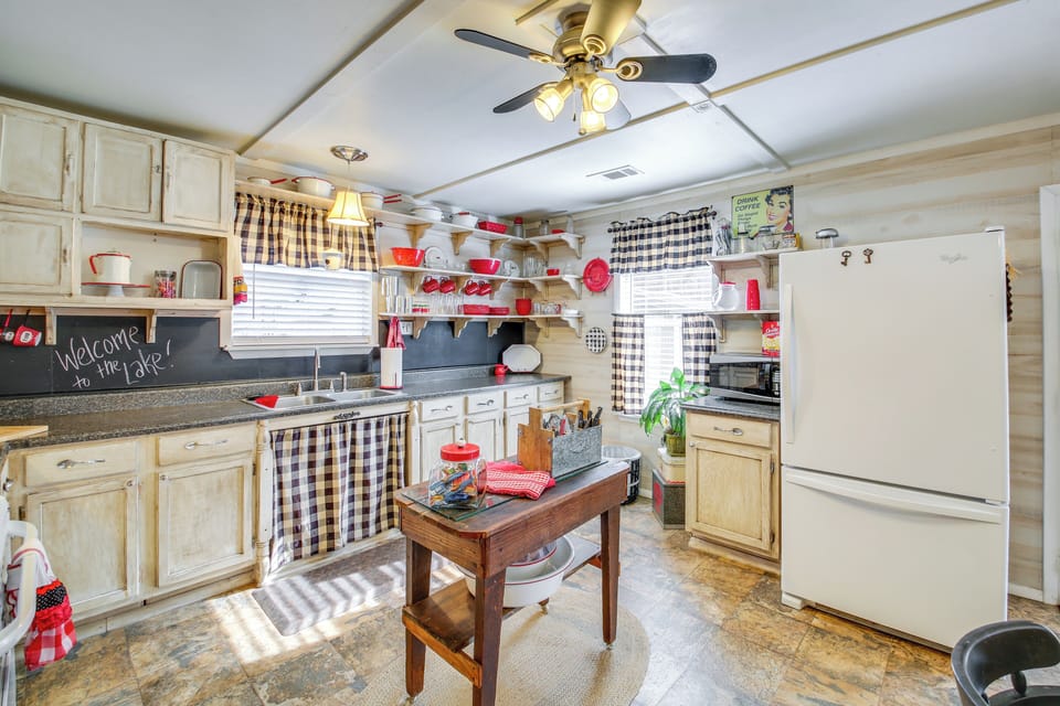 Kitchen | Cooking Basics | Coffee Maker | Paper Towels/Trash Bags Provided