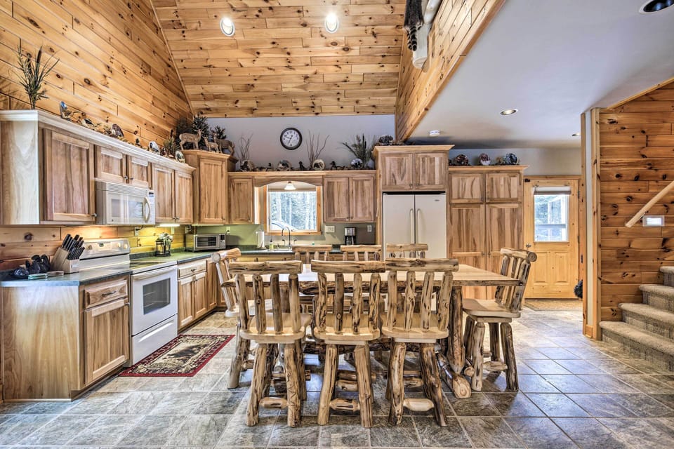 Dining Area | Dishware/Flatware | Trash Bags/Paper Towels