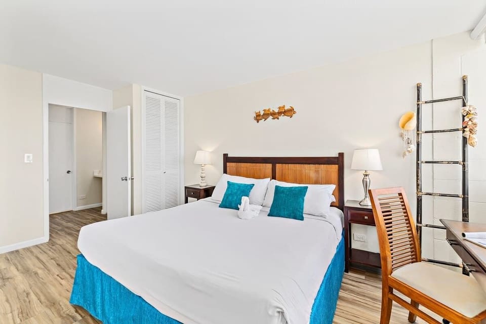 Bedroom with King-size bed, small closet and dedicated work space 