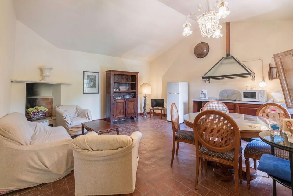 Amenities, Autumn, Dining Room, Kitchen, Living Room, Room Detail, Spring, Summer