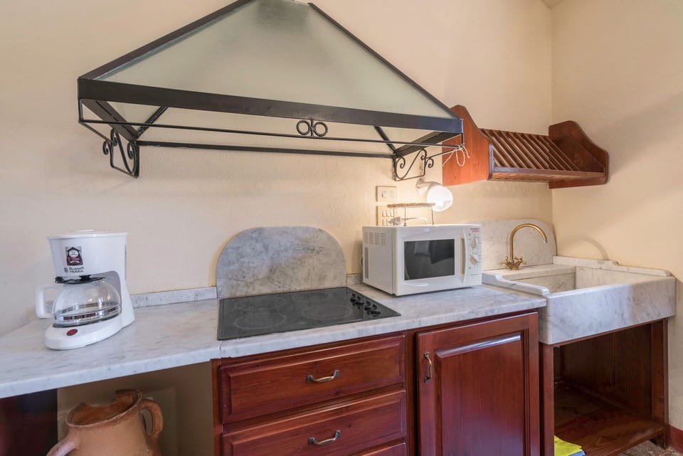 Amenities, Autumn, Kitchen, Room Detail, Spring, Summer