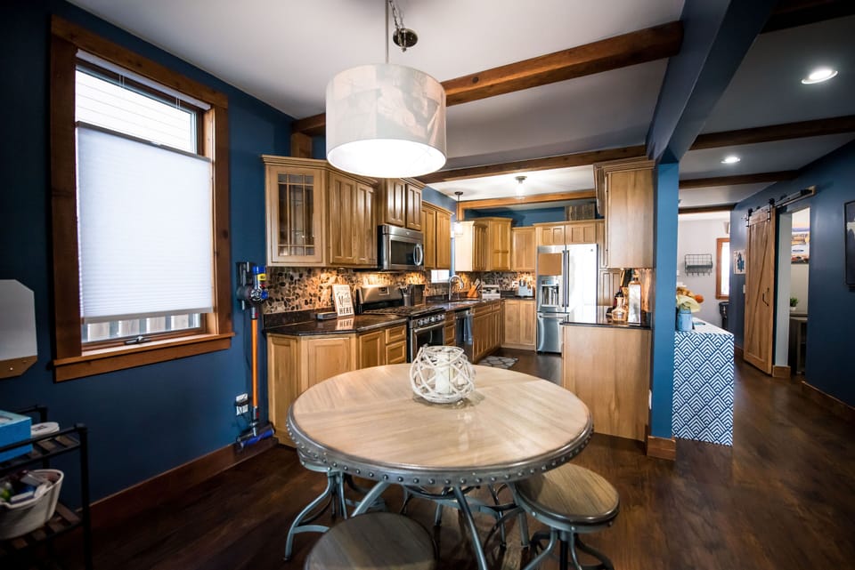 Breakfast nook with additional seating for 4