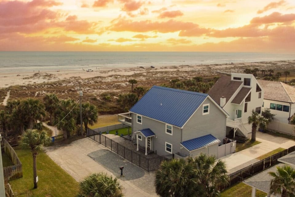 Front-row seats to the waves—oceanfront living at its best