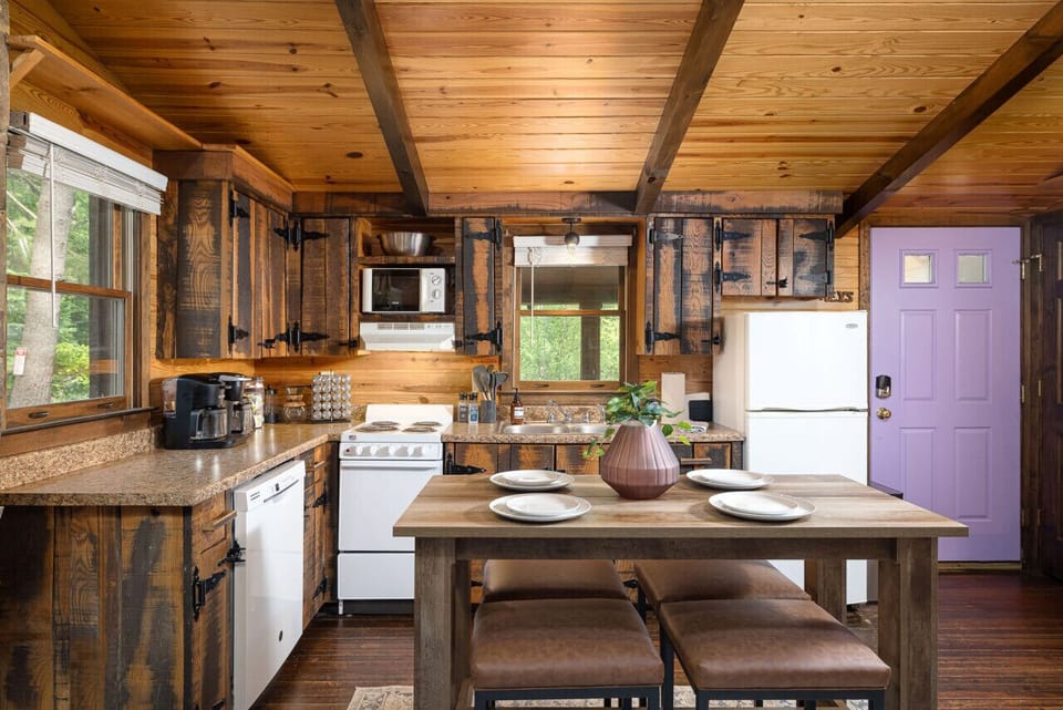 Another view of our humble but stylish kitchenette.