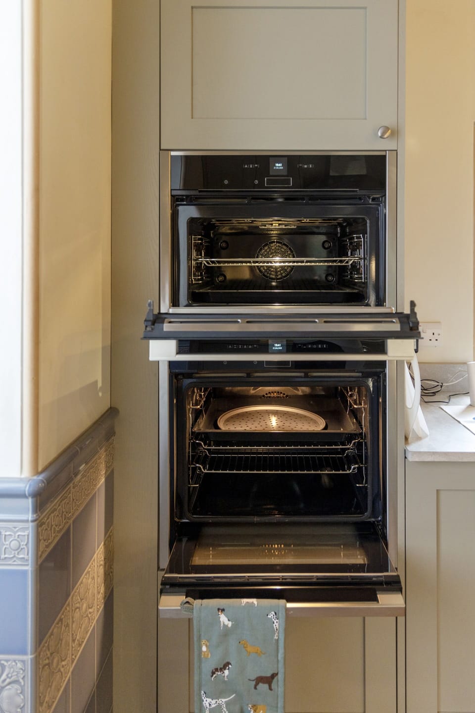 The Kennels Cottage - kitchen with double oven