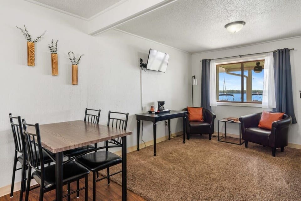 Dining room seating for 4