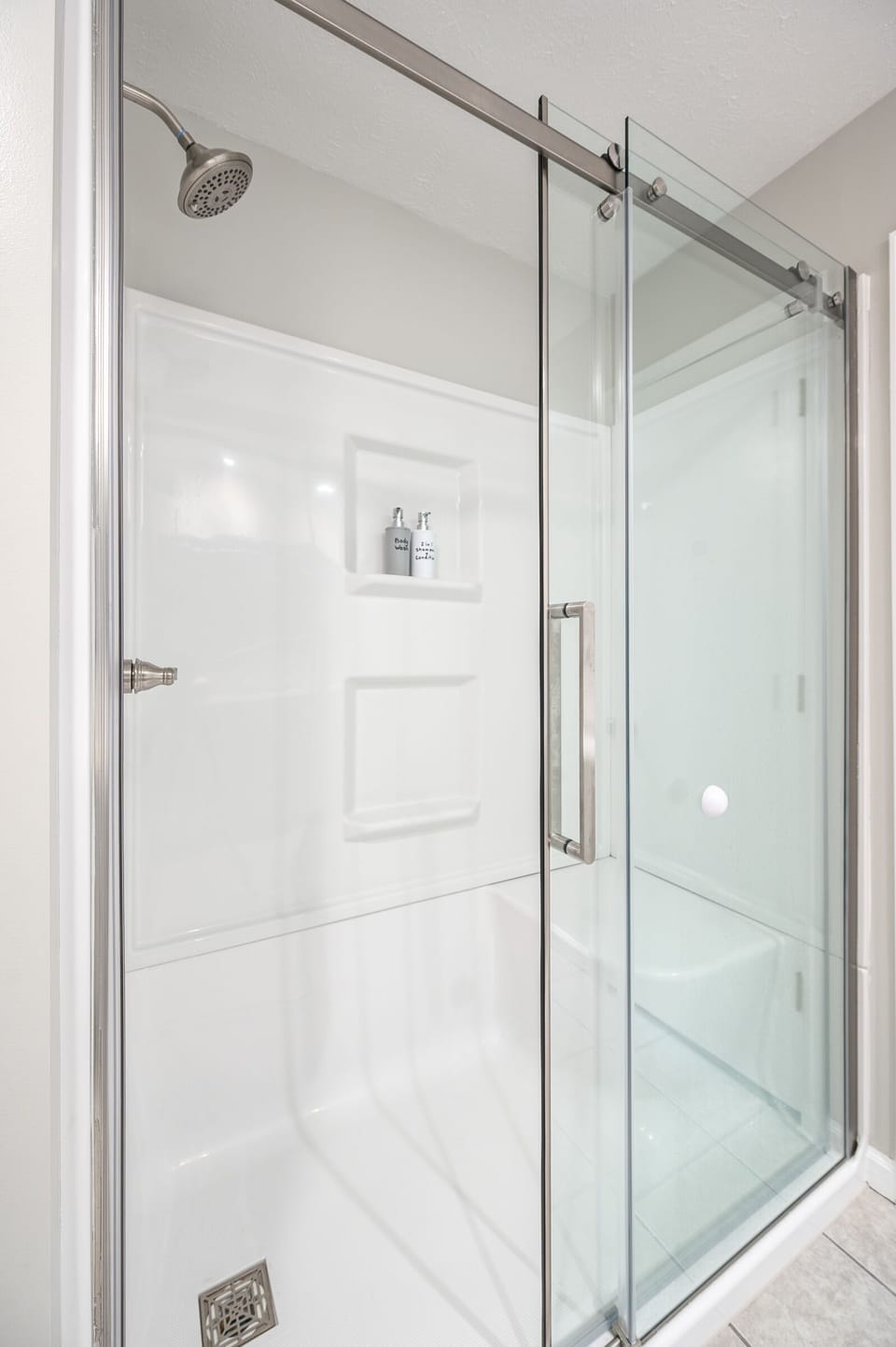 Master bath, beautiful walk in shower!